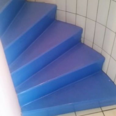 Rénovation des marches en résine pour escalier béton